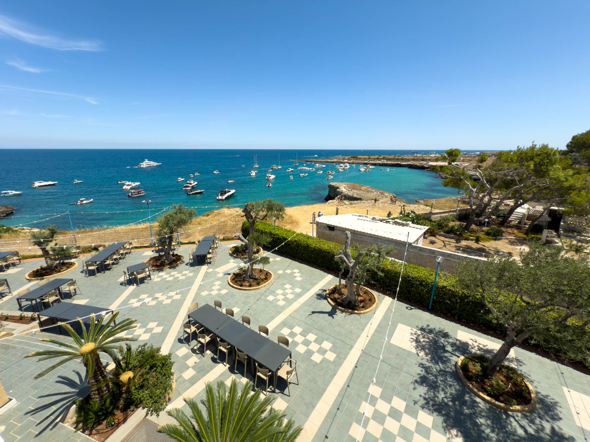 Pranzo di Ferragosto 2025 al Cala Corvino Resort, villaggio turistico con vista mare tra Monopoli e Polignano a Mare, in Puglia
