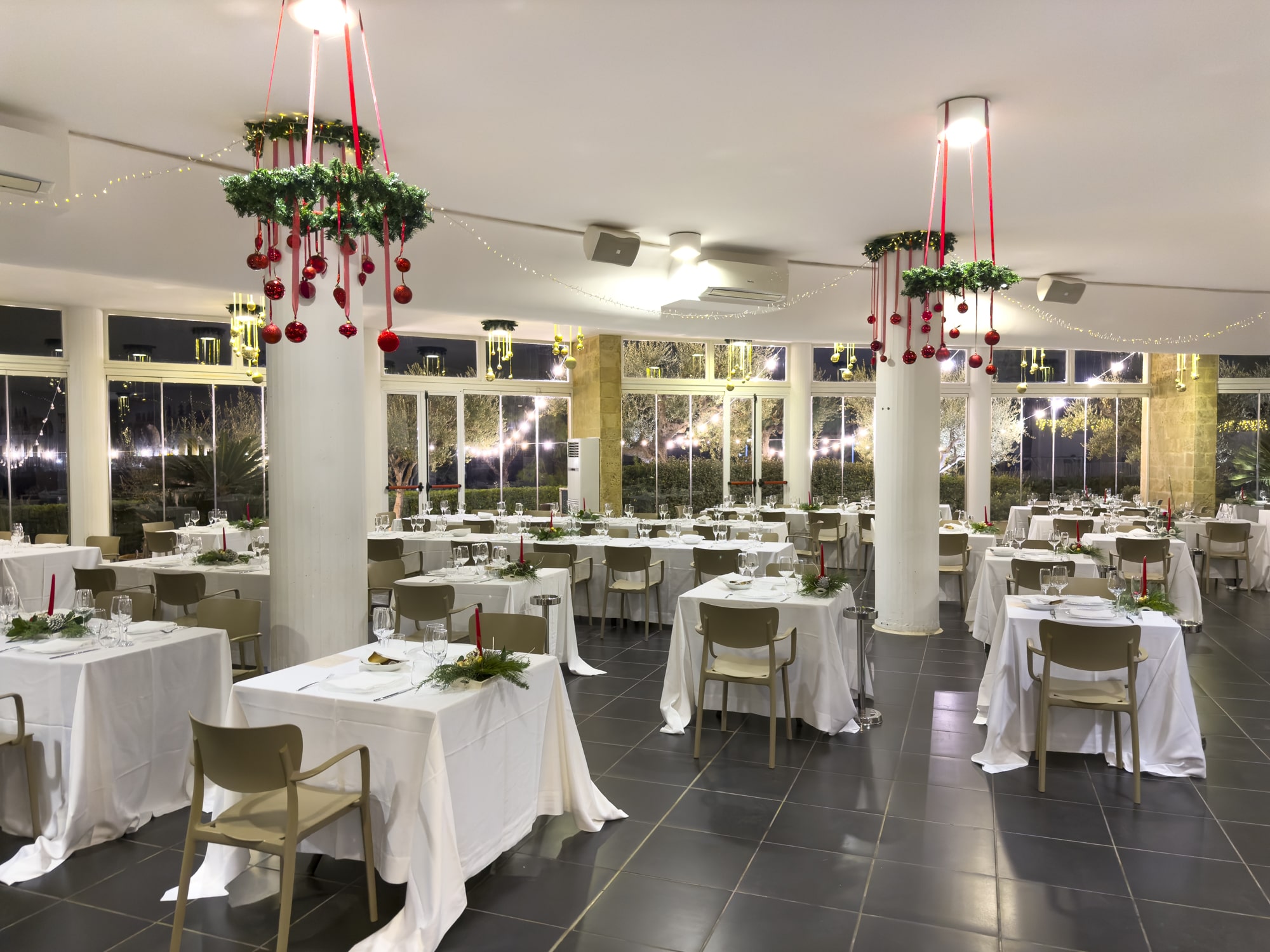 Sala addobbata per il Cenone di Capodanno 2025 al Cala Corvino Resort di Monopoli con luci, decorazioni natalizie e atmosfera elegante.