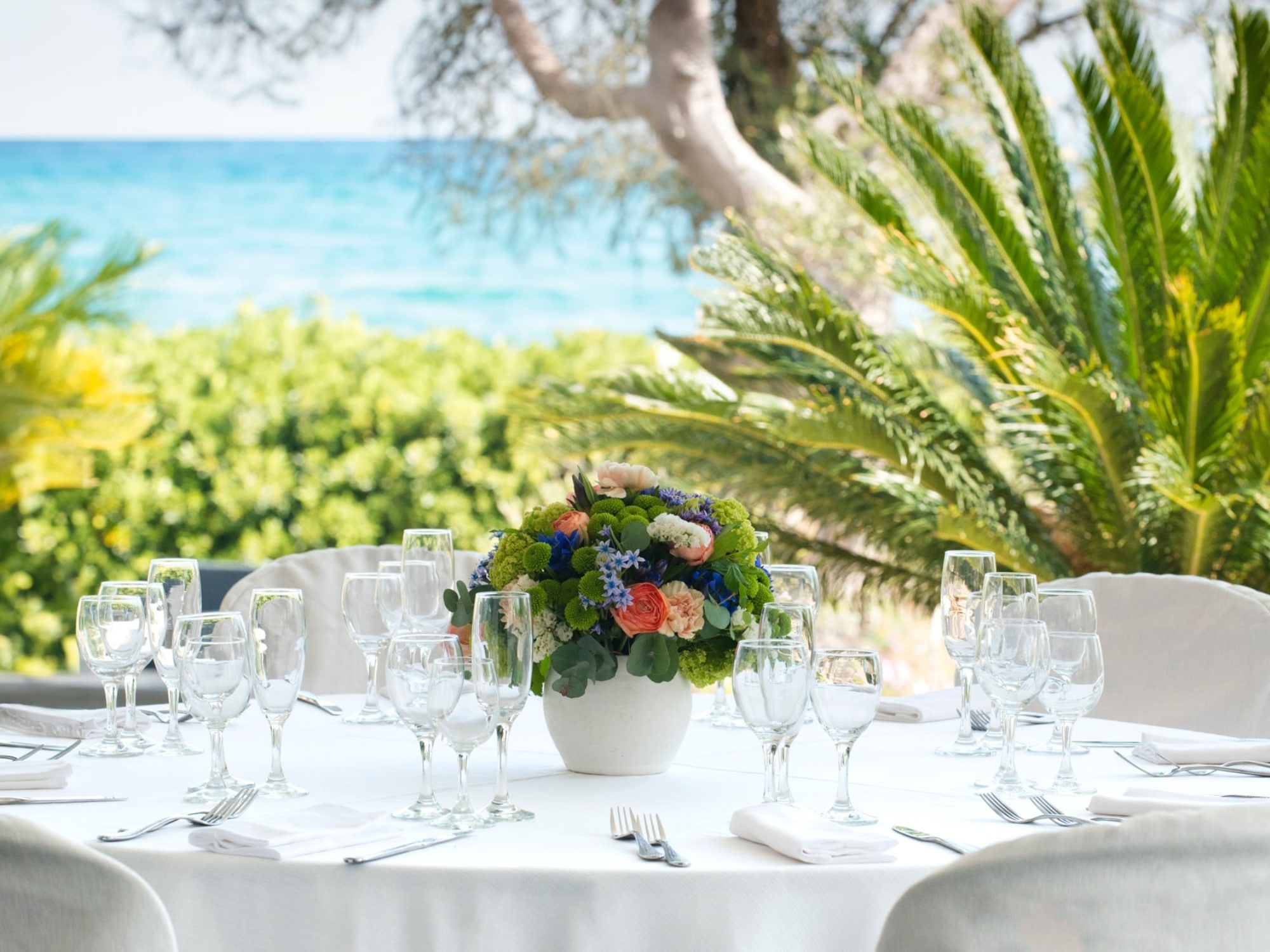 Tavolo elegante vista mare per il Pranzo di Capodanno 2026 al Cala Corvino Resort di Monopoli