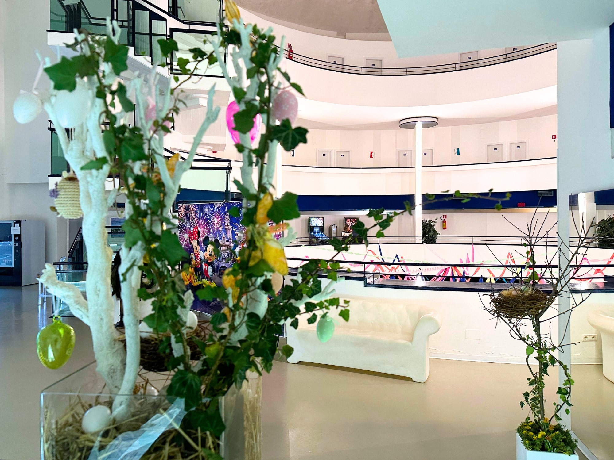 Hall del Corvino Resort allestita per Pasqua 2026 con decorazioni primaverili e nidi pasquali