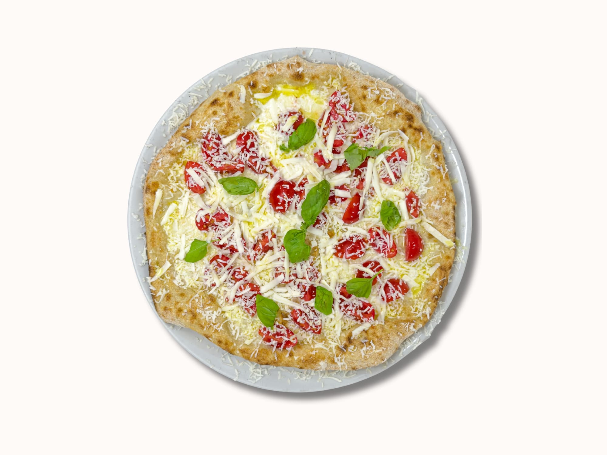 Pizza con cacioricotta, mozzarella, pomodoro ciliegino e basilico a Cala Corvino