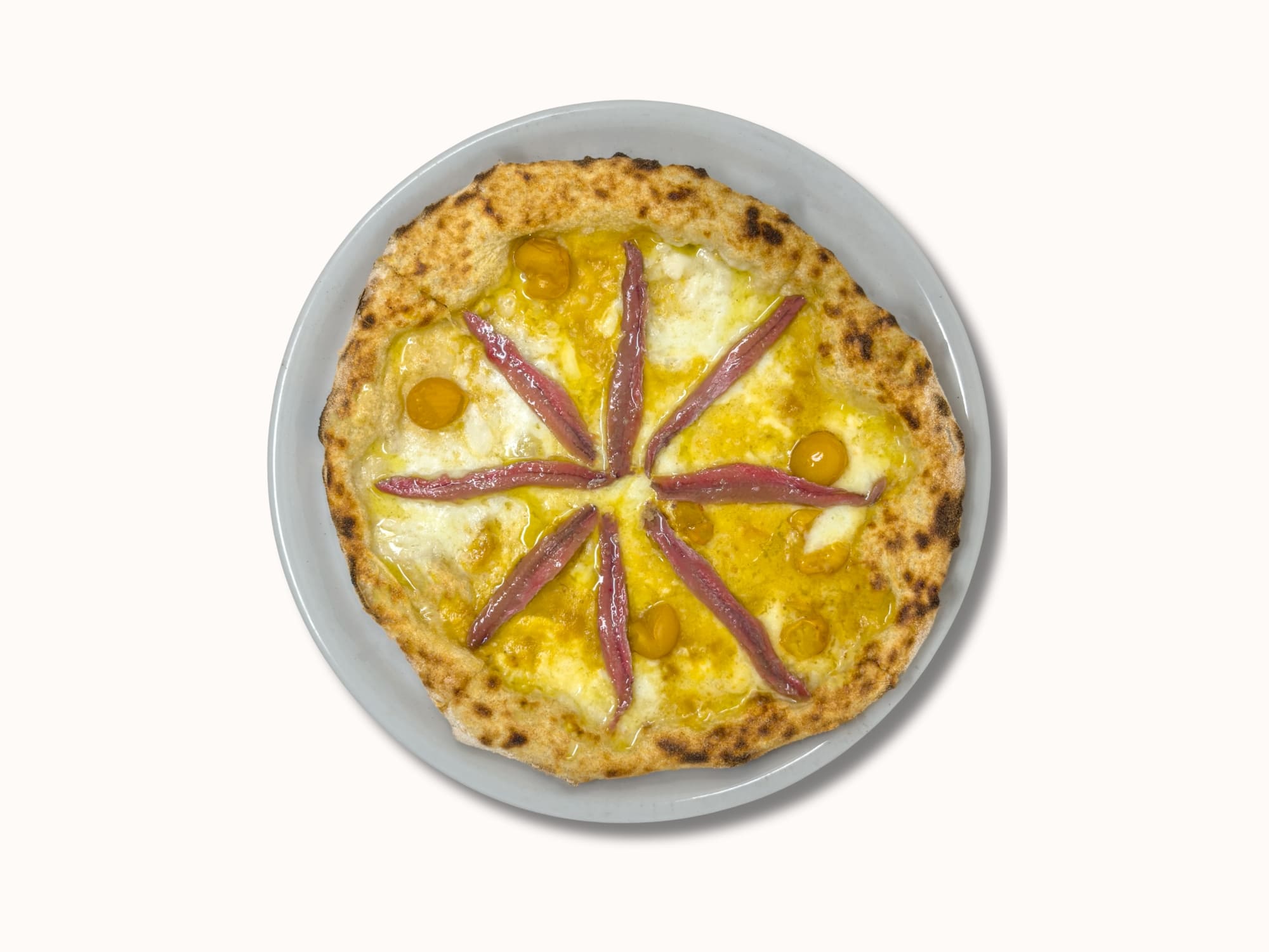 Pizza con mozzarella, crema di datterino giallo e acciughe del Cantabrico a Cala Corvino