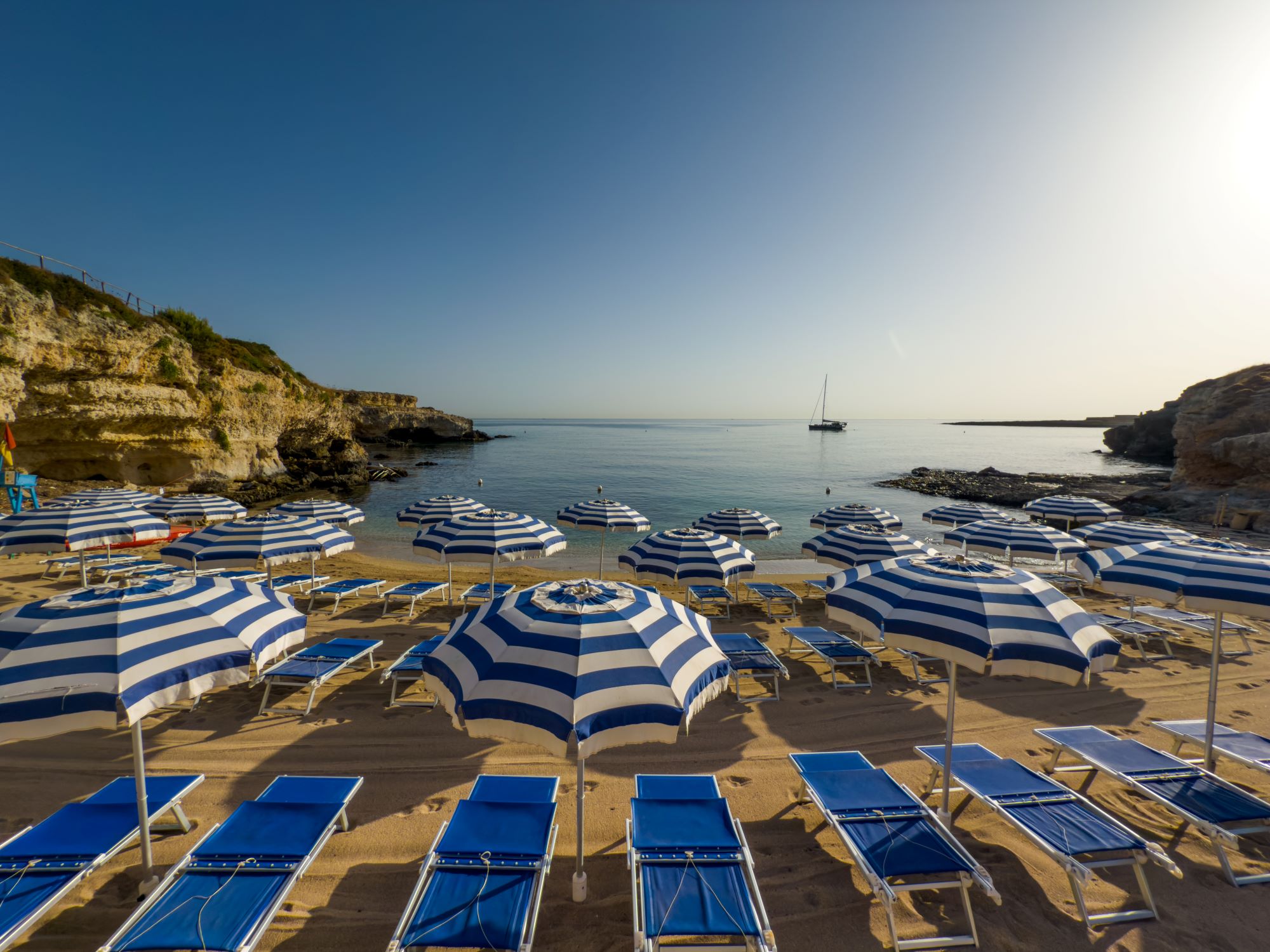 Spiaggia di Cala Corvino a Monopoli con ombrelloni e lettini