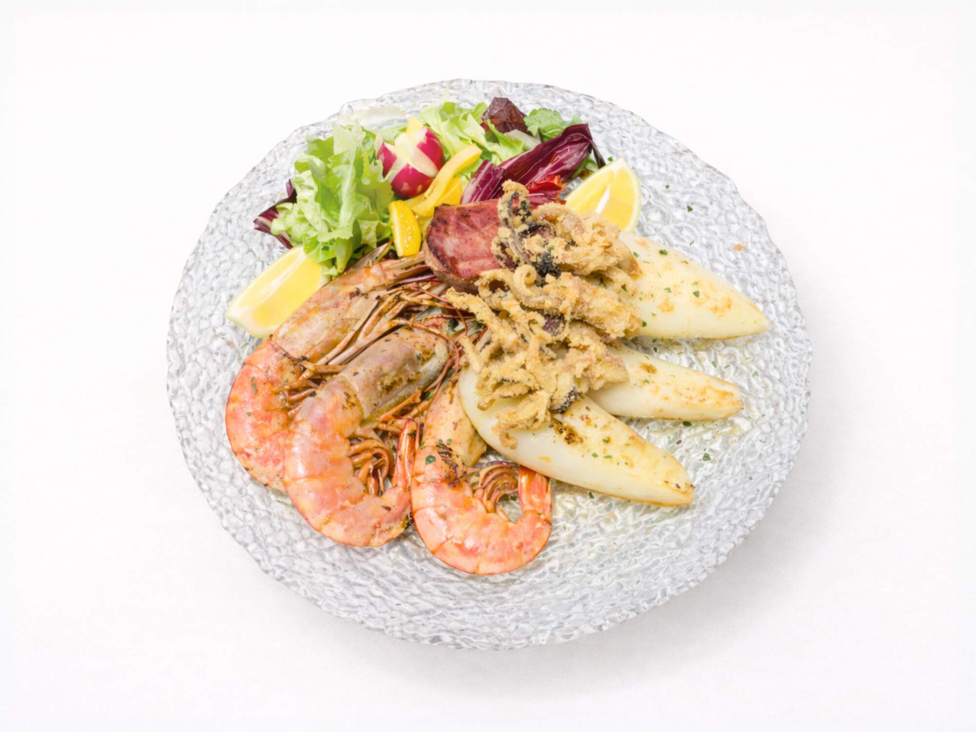 Tris di mare alla griglia con gamberoni, calamari e tonno al Ristorante Ulivi sul Mare di Cala Corvino