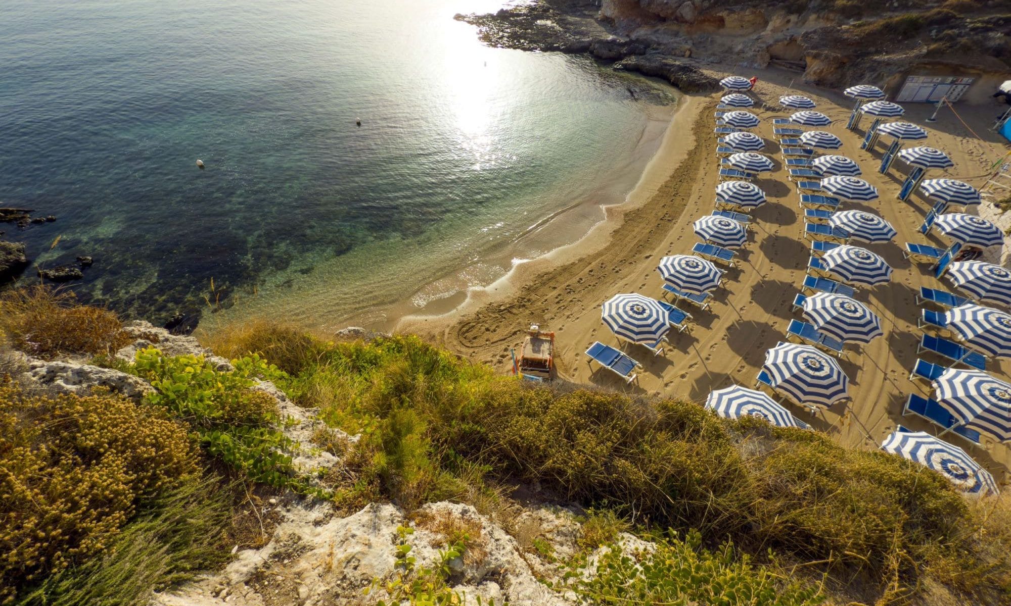 Spiaggia di Cala Corvino a Monopoli con caletta rocciosa e fondale sabbioso