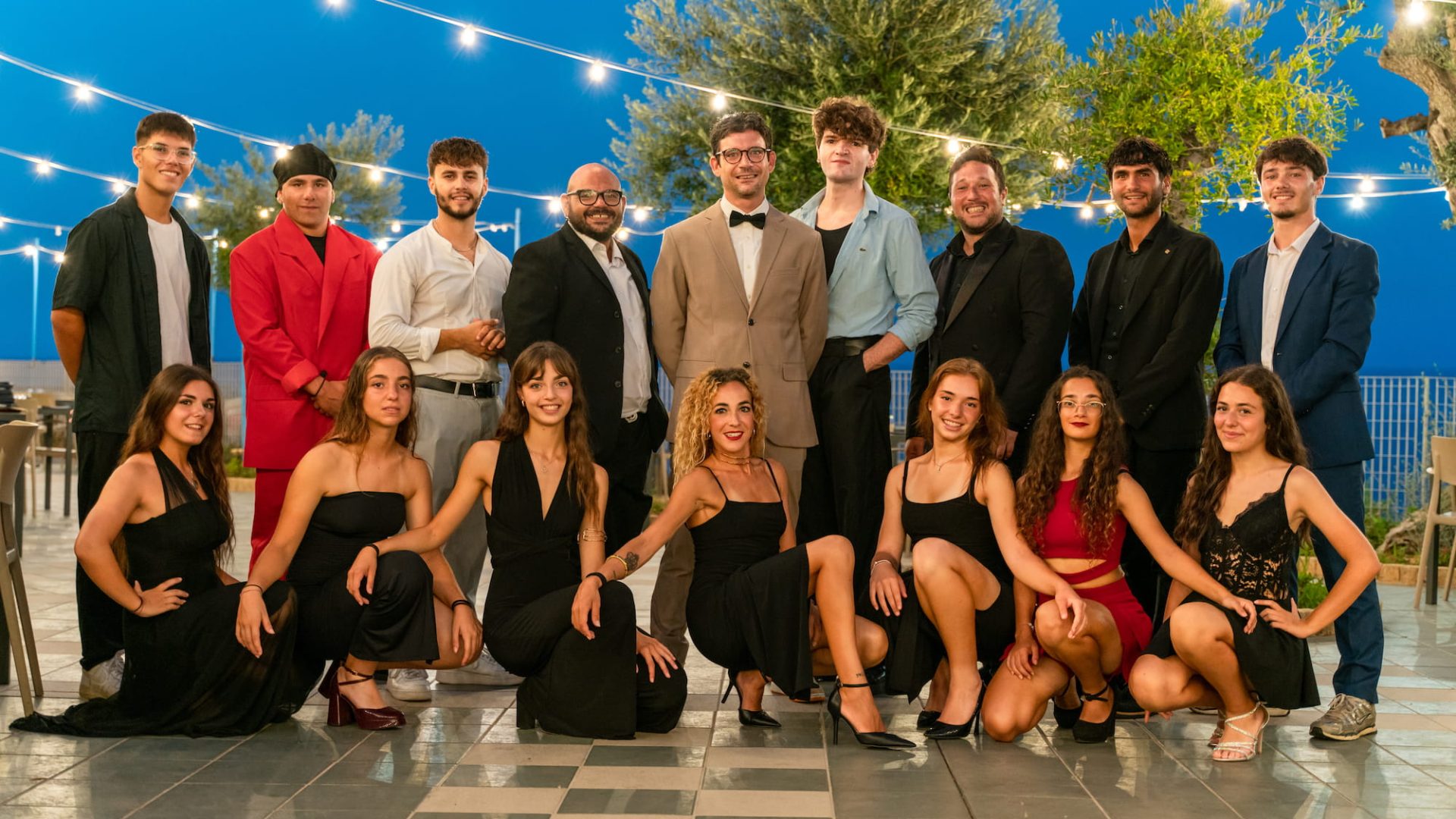 Staff animazione VivaTeam 2026 di Cala Corvino Resort a Monopoli, in abito elegante per la foto di fine stagione presso Ulivi sul Mare